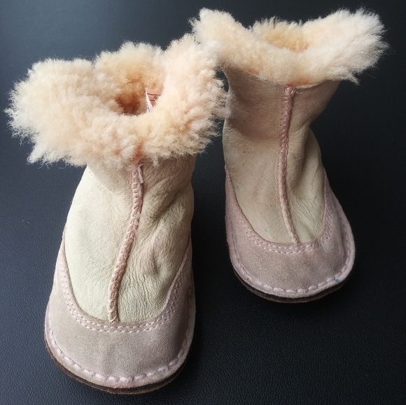 UGG Baby Girl Boot Size M - Picture 3 of 9